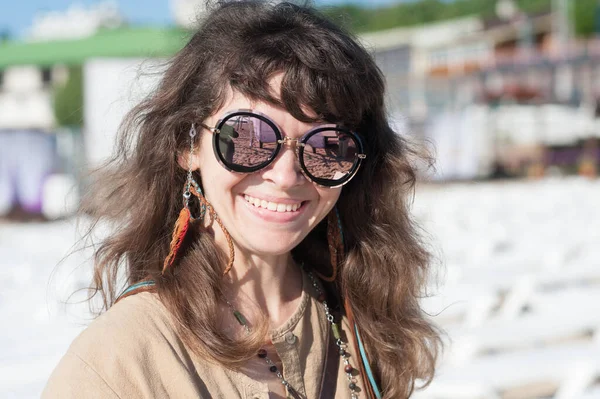 Mujer Feliz Sonriente Gafas Sol Retrato Aire Libre —  Fotos de Stock
