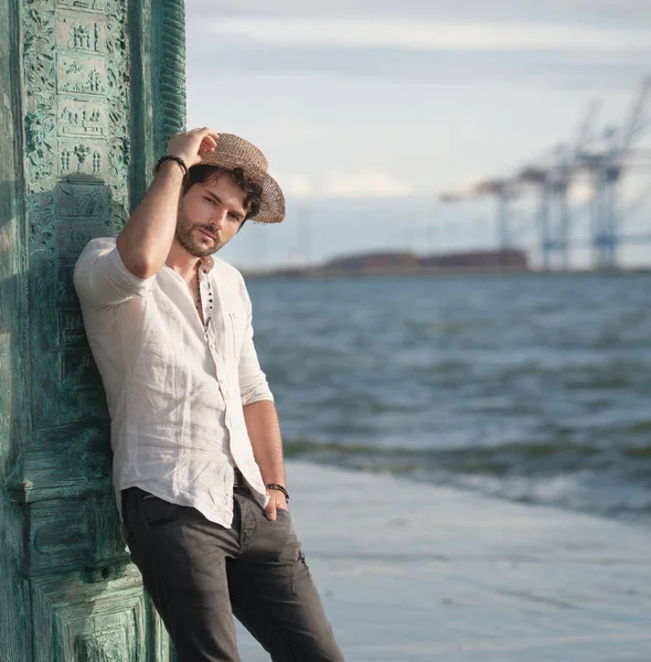 Junger Mann Mit Hut Der Nähe Des Meeres Der Großstadt — Stockfoto