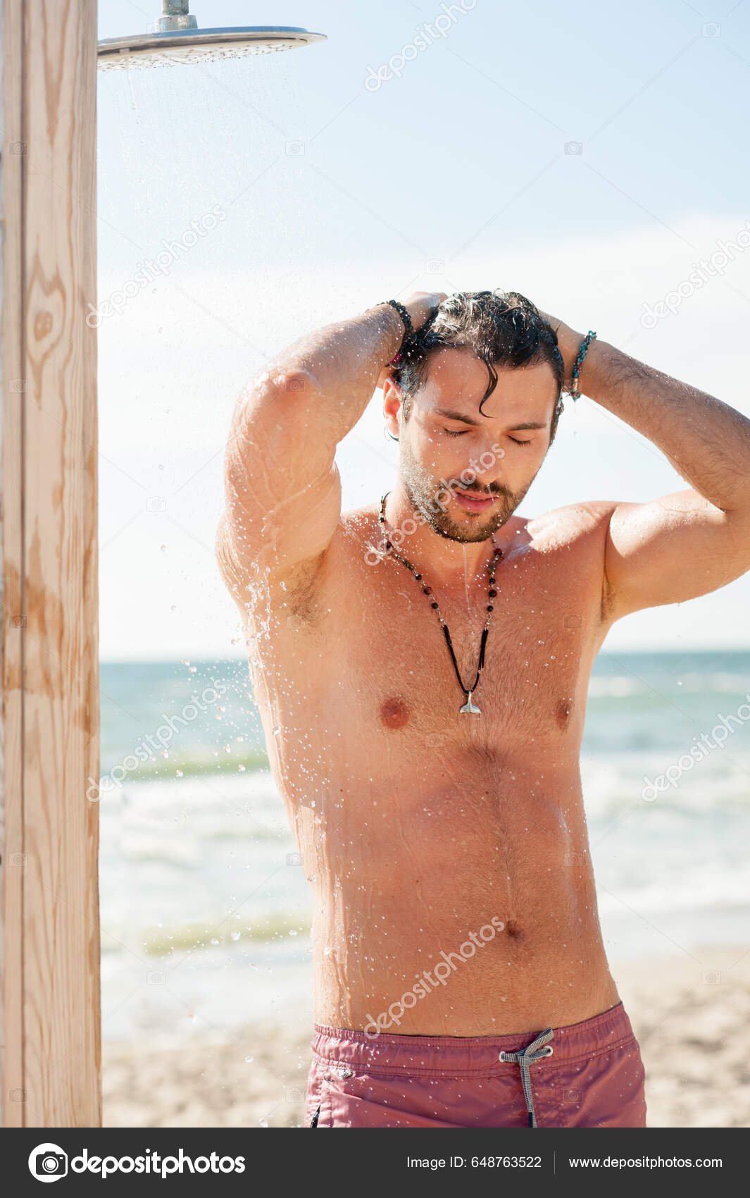 Bonito Homem Topless Tomando Banho Praia Mar — Foto © slena #648763522