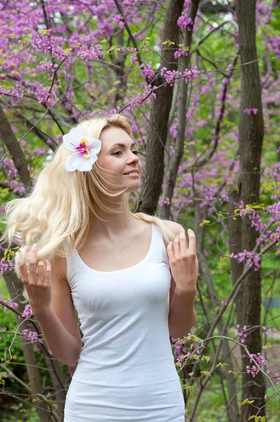 Młoda Piękna Kobieta Wiosna Odkryty Portret Ubrany Casual Biały Strój — Zdjęcie stockowe