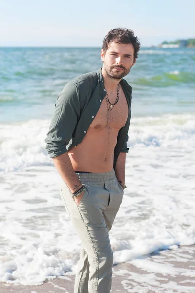 Joven Hombre Topless Retrato Aire Libre Senderismo Cerca Del Mar — Foto de Stock