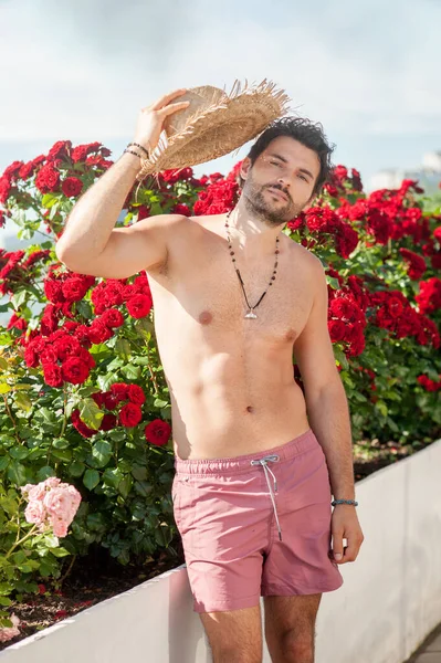 Retrato Joven Guapo Topless Parado Cerca Rosal Con Sombrero Paja — Foto de Stock