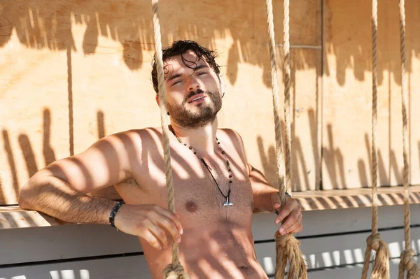 Sexy Topless Jovem Tropical Homem Relaxante Livre — Fotografia de Stock