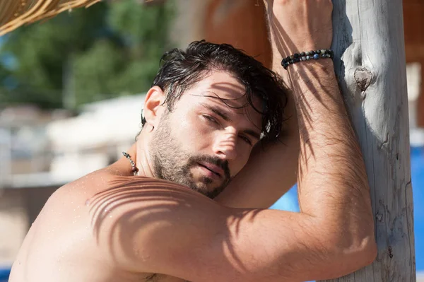 Sexy Topless Jovem Tropical Homem Retrato Homem Relaxante Livre — Fotografia de Stock