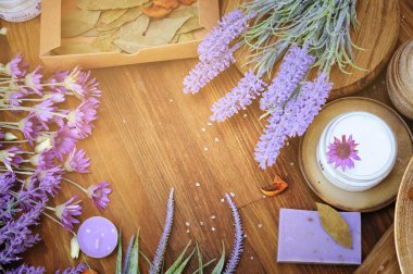 Düz yatıyordu organik banyo kozmetik, spa konsepti, metin için ahşap kopya alanı