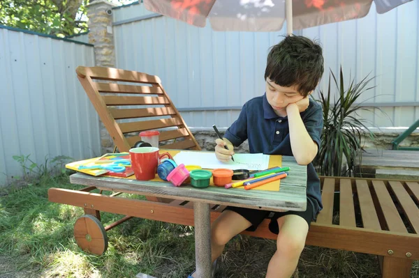 Küçük Çocuk Bahçede Boş Zamanlarında Resim Çiziyor — Stok fotoğraf