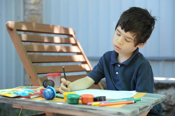 Tatlı Çocuk Arka Bahçede Boş Bir Çizim Yapıyor — Stok fotoğraf