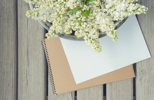 Cartão Papel Branco Com Closeup Flores Brancas Lilás Fundo Madeira — Fotografia de Stock