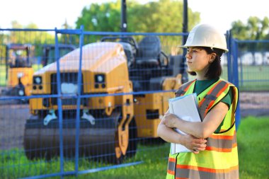 Açık hava inşaatçısı kadın portresi, inşaat işçisi.