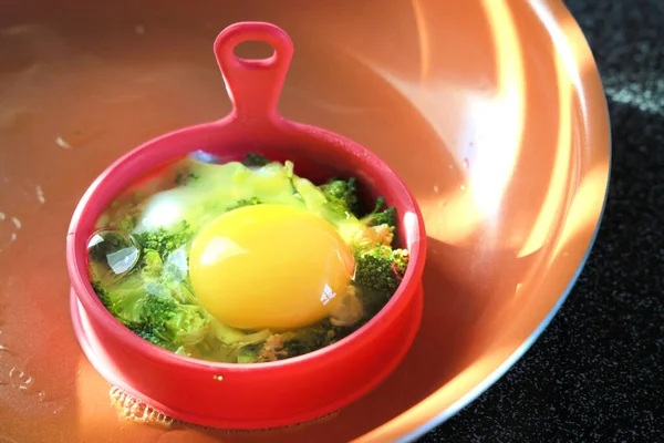 Vaječné Pečené Brokolicí Silikonové Plísni Keramické Pánvi Zdravá Domácí Snídaně — Stock fotografie