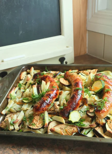Close Tray Roasted Vegetables Sausages — Stock Photo, Image
