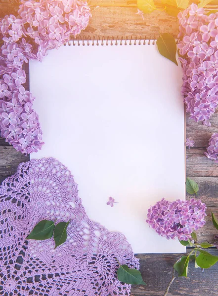 Prázdný Seznam Notebooků Top View Mockup Šeříkovými Květy Háčkovaným Ubrouskem — Stock fotografie