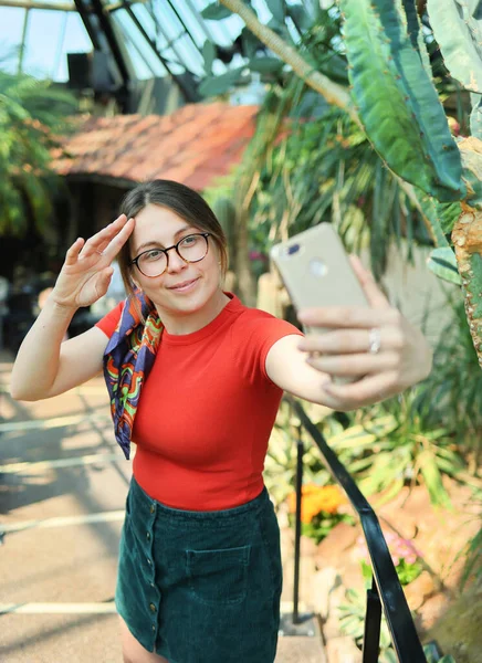 Junge Touristin Macht Selfie Botanischem Garten — Stockfoto