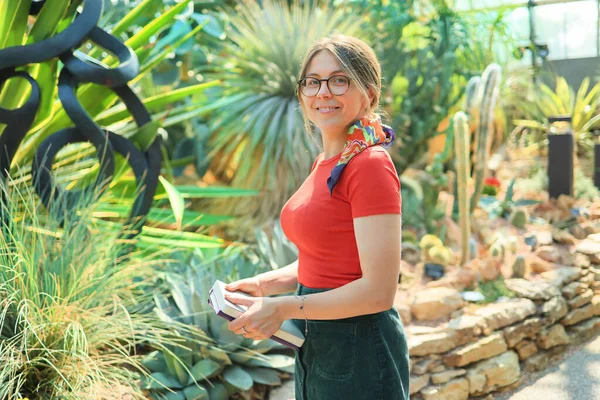 Botanik Bahçesindeki Genç Bayan Botanikçi — Stok fotoğraf