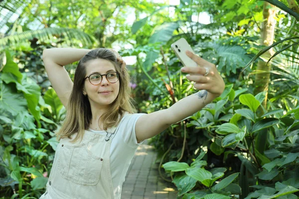 Genç Kadın Turist Botanik Bahçesinde Selfie Çekiyor — Stok fotoğraf
