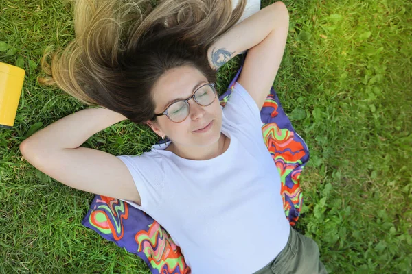 Mutlu Öğrenci Kadın Bir Parkta Dinleniyor Çimlerin Üzerinde Manzaralı — Stok fotoğraf
