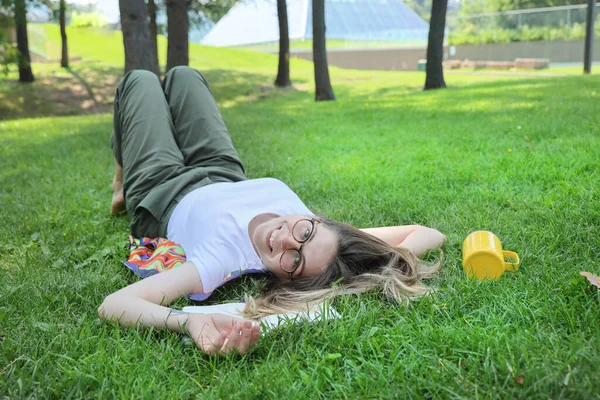 Gelukkige Student Vrouw Rust Nemen Een Park Een Gras Kijken — Stockfoto