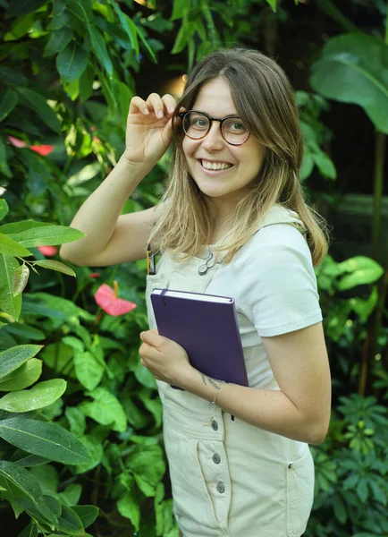Giovane Studentessa Che Studia Piante Giardino Botanico Guardando Macchina Fotografica — Foto Stock