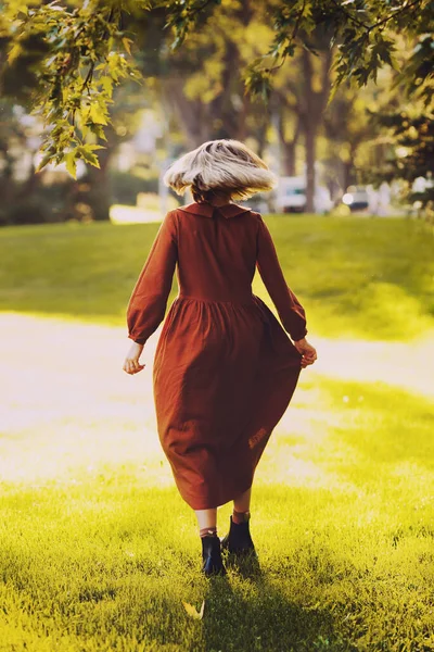 Güzel Genç Bir Kadın Sonbahar Parkında Uzun Kahverengi Elbiseler Içinde — Stok fotoğraf