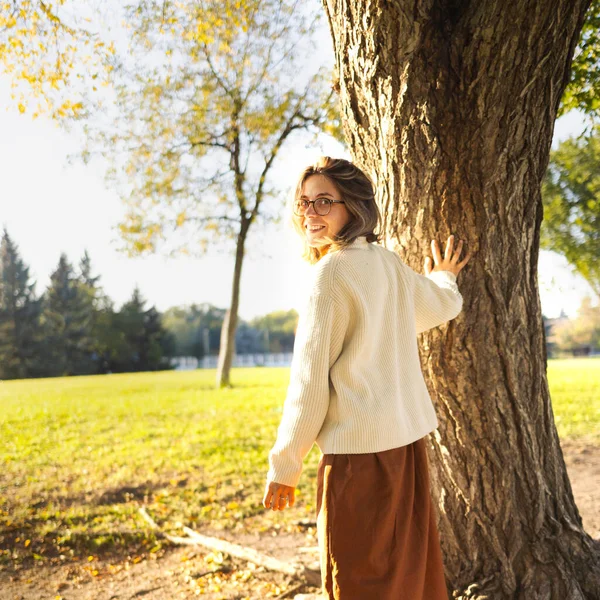 Güz Parkında Uzun Kahverengi Etek Beyaz Süveter Giymiş Güzel Gülümseyen — Stok fotoğraf