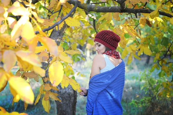 Parkta Örgü Kırmızı Şapka Mavi Kazak Giymiş Mutlu Bir Kadın — Stok fotoğraf