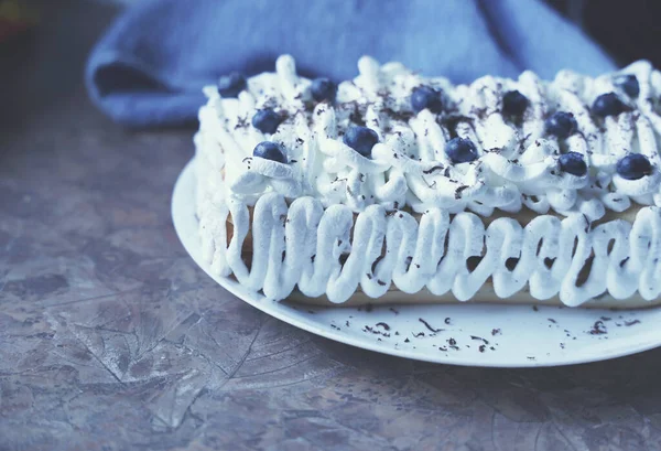 Domowe Ciasto Jagodowe Białą Śmietaną Zbliżenie — Zdjęcie stockowe