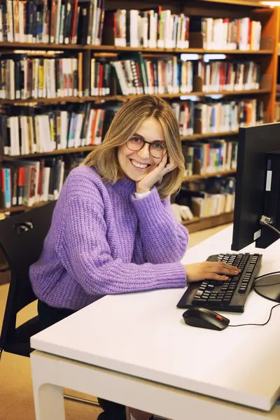 Jeune Belle Femme Bibliothécaire Travaillant Dans Une Bibliothèque Municipale — Photo