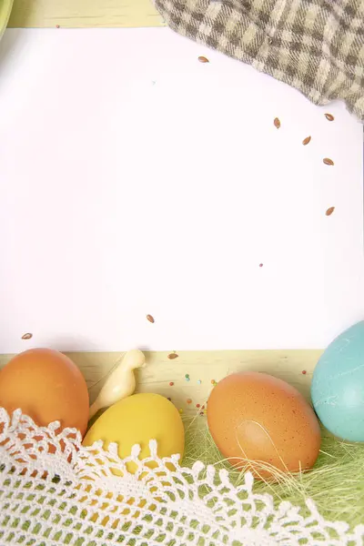 Beyaz Boş Kağıt Listesi Renkli Yumurtalı Paskalya Arkaplanı — Stok fotoğraf
