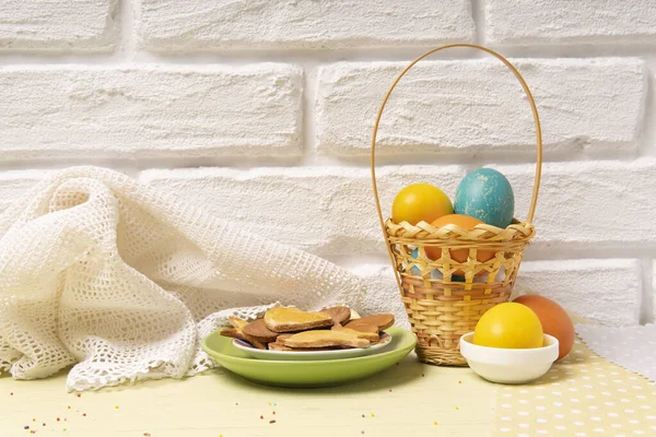 Wielkanocna Kartka Koszykiem Kolorowymi Jajkami Ciasteczkami — Zdjęcie stockowe