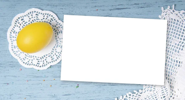 Пустой Белый Шаблон Пасхальной Карты Цветным Яйцом — стоковое фото