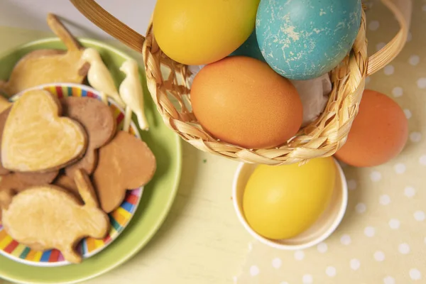 Paskalya Arkaplanı Renkli Yumurtalar Yapımı Kurabiyeler Üst Manzara — Stok fotoğraf