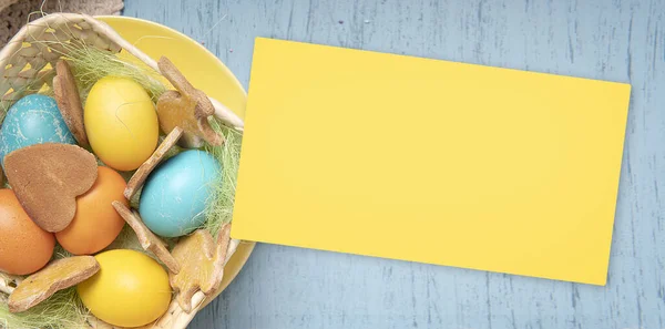 Boş Paskalya Sarı Kartı Arka Planda Paskalya Renkli Yumurtalar — Stok fotoğraf