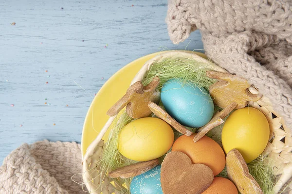 装有复活节彩蛋和饼干的篮子 顶视图 — 图库照片