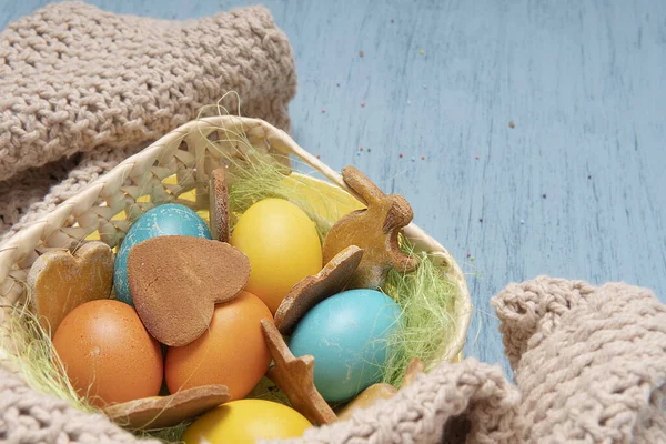Tło Wielkanocne Kolorowymi Jajkami Świątecznym Koszykiem Ciasteczek — Zdjęcie stockowe