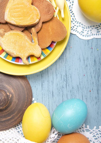 Osterkulisse Mit Bunten Eiern Und Hausgemachten Plätzchen Draufsicht — Stockfoto