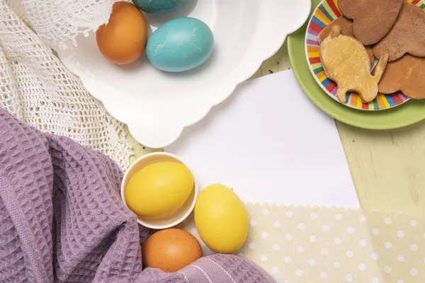 色付きの卵と休日の自家製クッキー トップビューのイースターバックドロップ — ストック写真