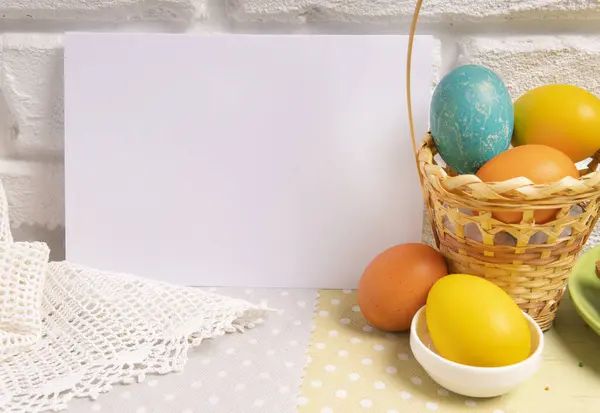 Tarjeta Blanco Pascua Con Cesta Con Huevos Color Pascua —  Fotos de Stock