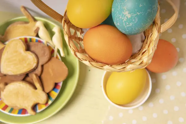 Pasen Achtergrond Met Gekleurde Eieren Vakantie Zelfgemaakte Koekjes Bovenaanzicht — Stockfoto