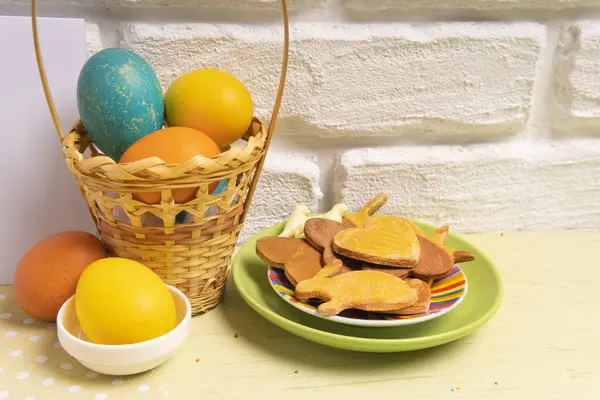 Osterkorb Mit Bunten Eiern Und Weihnachtsplätzchen — Stockfoto