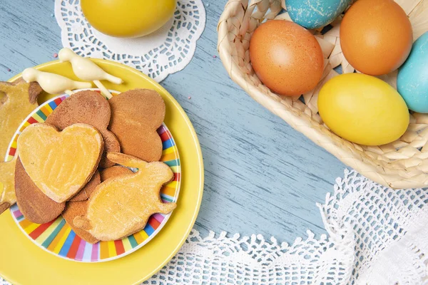 Osterkulisse Mit Bunten Eiern Und Selbst Gebackenen Plätzchen Von Oben — Stockfoto
