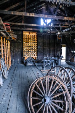 Alberta, Kanada - 22 Ağustos 2023. Alberta 'nın Ukrayna Kültür Mirası Köyü, eski tarz tamirat deposu.