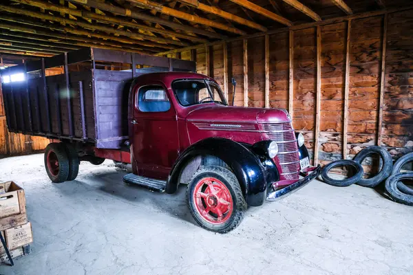 カナダ アルバータ 2023 アルバータのウクライナ文化遺産ビレッジ博物館 レトロトラック付きのオールドスタイルのガレージ — ストック写真