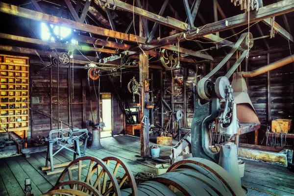 カナダ アルバータ 2023 アルバータのウクライナ文化遺産村 古いスタイルの修理ガレージ倉庫内部 — ストック写真