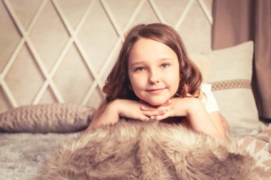 Mutlu genç kız evinde dinleniyor, pozitif ve gülümseyen duygular içinde..