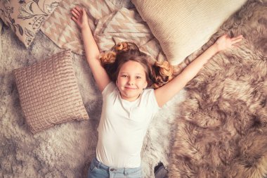 Mutlu genç kız evinde dinleniyor, olumlu ve gülümseyen duygular içinde. Genç ve mutlu bir delikanlı ellerini kaldırarak evde yastıkların üzerinde yatıyor..