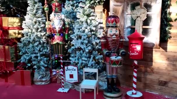 Красочная Рождественская Композиция Торговом Центре Елкой Санта Клаусом — стоковое видео