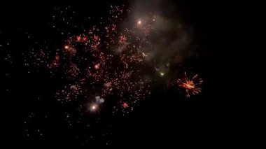Gece gökyüzünde 4K renkli havai fişekler. Havai fişek gösterisi. Tatil günü. Yeni yıl. Gece arkaplanı