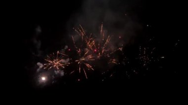 Gece gökyüzünde 4K renkli havai fişekler. Havai fişek gösterisi. Tatil günü. Yeni yıl. Gece arkaplanı