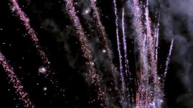 Gece gökyüzünde 4K renkli havai fişekler. Havai fişek gösterisi. Tatil günü. Yeni yıl. Gece arkaplanı