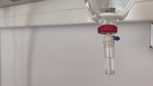 Nahaufnahme Von Intravenöser Kochsalzlösung Krankenhaus Kochsalzlösung Für Patientin Krankenhaus — Stockvideo